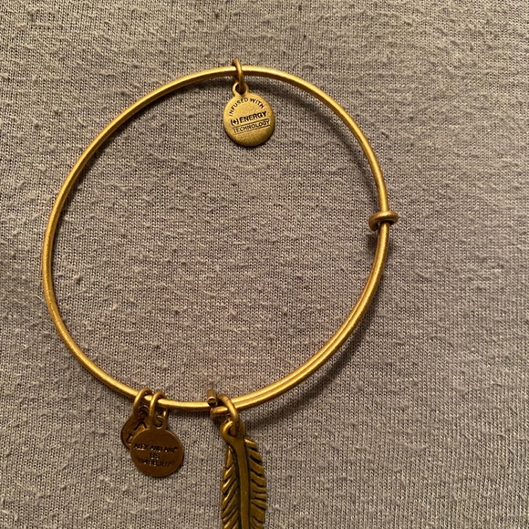 Alex and Annie feather bracelet - Picture 3 of 3